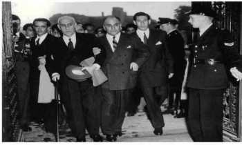 در این فرتور آزادی خواه بزرگ ایران ، دکتر محمد مصدق را در دادگاه لاهه نشان می دهد. در زمان نخست وزیری مصدق، مردم ایران طعمِ خوش زندگی در سایه دموکراسی و آزادی بیان را، هر چند برای مدت کوتاهی چشیدند.