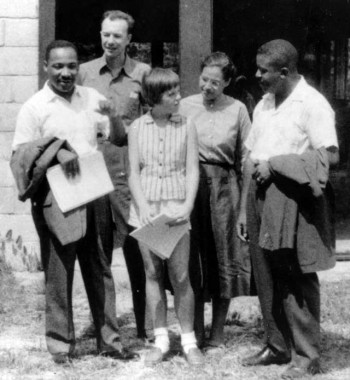 در این فرتور، ماتین لوتر کینگ قهرمان آزادی سیاه پوستان با روزا پارکس Rosa Parks سمبل آزادی زنان سیاه پوست آمریکا دیده می شوند. آزادیخواهانی که زنجیر اسارت و بردگی و دیکتاتوری رژیم های خودکامه را گسستند، و راه آزادی را برای مردم ستمدیده کشورشان گشودند.