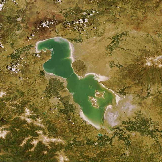 این تصویر که از بالا از دریاچه ارومیه گرفته شده، نشان می دهد وجود این دریاچه بخش بزرگ و عظیمی از کشورمان را سر سبز و خرم و با رطوبت ساخته که هم اکنون همه این بخش بزرگ به بیابانی خشک و سوزان تبدیل شده.