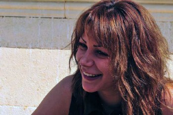 ندا آقا سلطان دختر بی گناه و معصوم ایرانی که به دستور ابر جنایتکار مجتبی خامنه ای از پشت بام به او تیراندازی شد و در خون خود در غلتید.