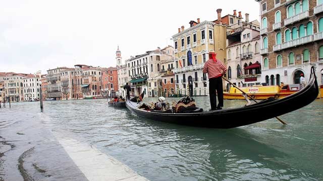 منظره ای از شهر زیبای ونیز ایتالیا که خیابان های آن کانال و رودخانه است و رفت و آمد به وسیله قایق ویژه ای به نام گندولا انجام پذیر است.