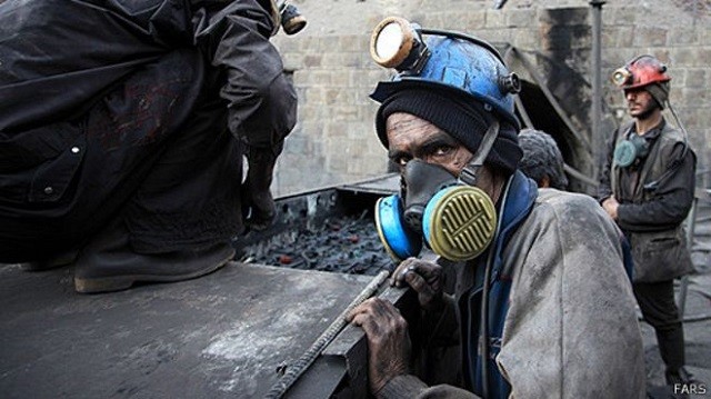 پس از اعتراضات ۳۵۰ نفر از کارگران فصلی معدن طلای آق‌دره در آذربایجان غربی در واکنش به بیکاری، ۱۷ نفر از آنها از جمله به اتهام "توهین به نگهبان شرکت" شلاق خورده اند.