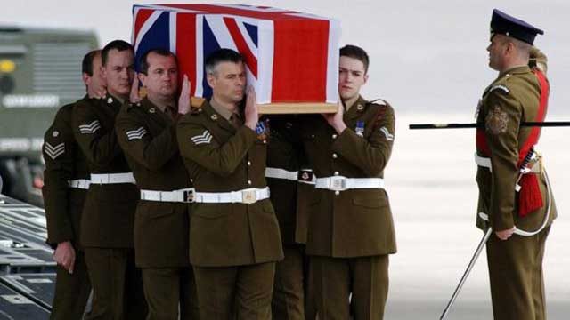 یک صحنه از تشییع جنازه سربازان انگلیسی که در تجاوز به خاک عراق فدای هوسرانی تونی بلر شدند.