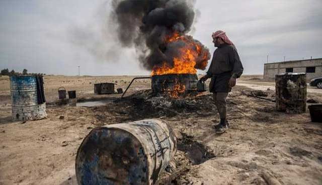 گروه داعش جنایتکار که مخازن نفت سوریه و تولید آن را در عراق در تصرف خود در آوردند اینچنین بیرحمانه به آتش می کشند و یا طی چند سال به صورت قاچاق و به قیمت رایگان به دولت ترکیه فروختند.