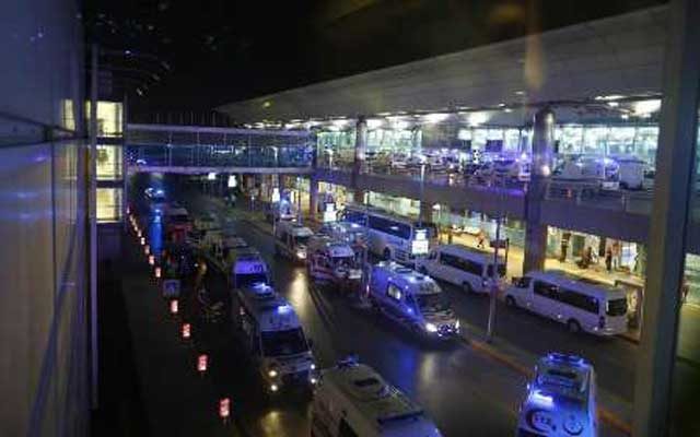 صحنه دیگری از به هم آشفتگی و ترس و وحشت مردم در جلو فرودگاه بین المللی استاببول پس از انفجار بمب ها
