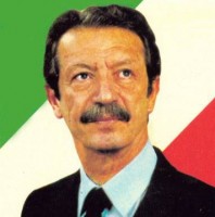 خادم، بر دار و خائن، برقله افتخار