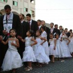 فرتور مراسم ازدواج ۴۵۰ عروسک شش تا نه ساله را با مردانی مسلمان و دیوانه و شهوت پرست نشان می دهد. این رخداد غم انگیز و ضد انسانی در لبنان به وقوع پیوست. اگر این عمل زشت کودک آزاری نیست، پس چه می تواند باشد؟