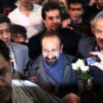 فرتور اصغر فرهادی را پس از رسیدن به تهران نشان می دهد. استقبال بی نظیر خودجوش مردمی از وی به قدری زیاد بود که وی را مجبور به ترک سریع فرودگاه کرد. اصغر فرهادی دیشب در سکوت کامل خبری به ایران آمد ولی مردم ایران به استقبال وی رفتند.