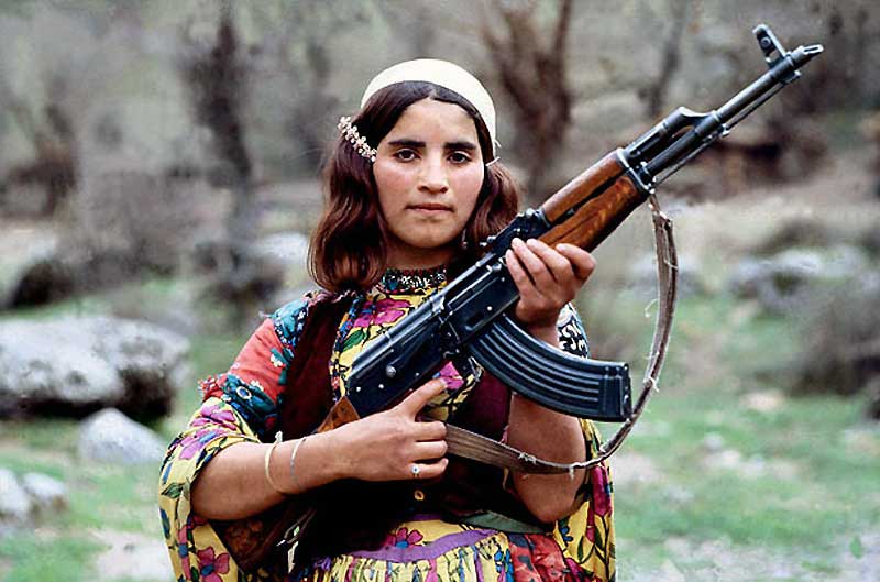 kurd-woman-with-ak47-defending-her-land