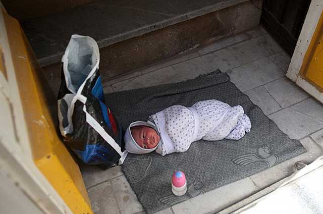 leaving-2-day-old-baby-in-Ahvaz-because-of-Poverty-iran