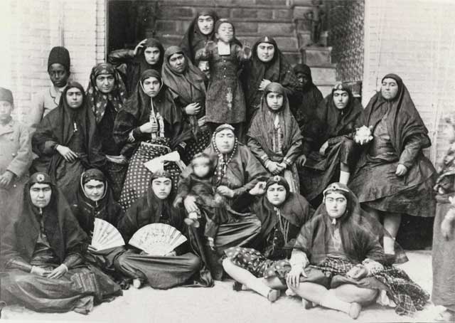 این ها زنان دربار ناصرالدین شاه هستند. آیا زن در تاریخ اسلامی ایران ارزشی داشته است؟.