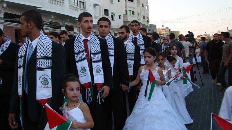 این ازدواج کیلویی در غزه با کودکان خردسال با رهنمودی از ازدواج پیامبر اسلام است. در ایران ازدواج های کیلویی از برکت اسلام راستین زیاد دیده شده، ولی ما تصویری آنها در اختیار نداریم.