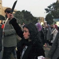 یک بانوی معترض چاقو در دست داشت و شعارهایی می داد برعلیه رئیس جمهور مصر، محمد مرسی و اعضای اخوان المسلمین به دلیل آزار و اذیت جنسی و خشونت علیه زنان در قاهره (رویترز)