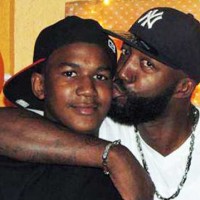 ترأی ون مارتین Trayvon Martin، نوجوان سیاهپوست که بدون داشتن هرگونه اسلحه ای، مورد سوء ظن جرج زیمرمن شبگرد نگهبان منطقه ای از فلوریدا قرار می گیرد و با شلیک گلوله وی کشته می شود.