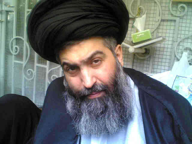 فرتور آقای کاظمینی بروجردی که هشت سال است در سیاهچاله های رژیم، به خاطر اعلام مخالفت با حکومت دینی و اصل ولایت فقیه به سر می برد را نشان می دهد. _ سیروس پارسا
