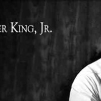 مارتین لوتر کینگ جونیور، رهبر جنبش برابری خواهی و مبارزه بر علیه نژاد پرستی در آمریکا بود، او امروز الگوی بسیاری از جوانان سیاه پوست در سراسر دنیاست. _ سیروس پارسا _