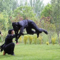 (زنان ایران دلیر و توانا هستند... ای کاش با آنها برابر برخورد می شد.)