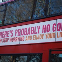 این پیام خداناباوران است که بر روی اتوبوس در لندن نوشته شده: " احتمالن خدایی وجود ندارد پس نگرانی را دور بریز و از زندگی خود لذت ببر.