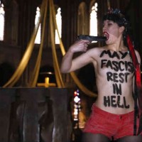 تظاهرات یکی از اعضای گروه فمن بر علیه فاشیسم! فاشیسم به نا برابری جنسی اعتقاد عمیق دارد!