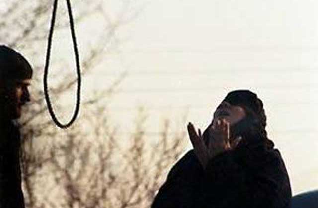 iranian-women-about-to-be-hanged-prays-to-god-looks-at-noose