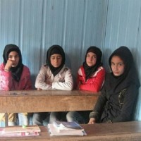 دانش آموزان مدرسه ای در خلخال در سرمای کشنده درس می خوانند. این نمونه بسیاری از مدارس بدون بهداشت و امکانات آموزش در نقاط سردسیر است.