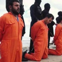 جلادان اسلام ناب محمدی داعش ۲۱ کارگر مسیحی را  به سمت قتلگاهشان در کناره ساحل شرقی دوانیده و آنگاه قصابی خود را آغاز نمودند.
