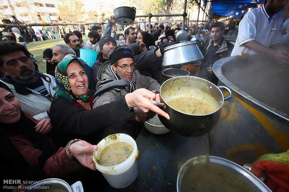 این صحنه شرم آور و خجالت آور دیگری از گدایی و درماندگی ملت فرهنگ باخته است که آخوند فرومایه و جنایتکار را بر سرنوشت خود و کشور سوار نموده و اکنون کاسه گدایی به دست می گیرد و از آخوند و آخوند صفت درخواست یک کاسه آش می کند. به راستی نفرین بر ما و اینهمه بی خردی.