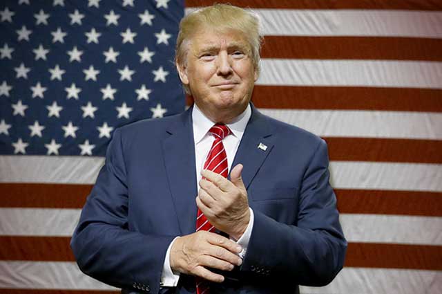 دونالد ترامپ در کنار پرچم آمریکا - آیا نشانه وطن پرستی و علاقمندی او به کشورش ویا تظاهر و خودنمائی او را نشان می دهد؟!.